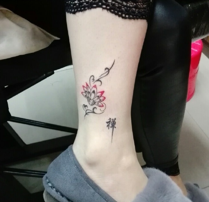 唯美小清新自然的腿部花朵纹身