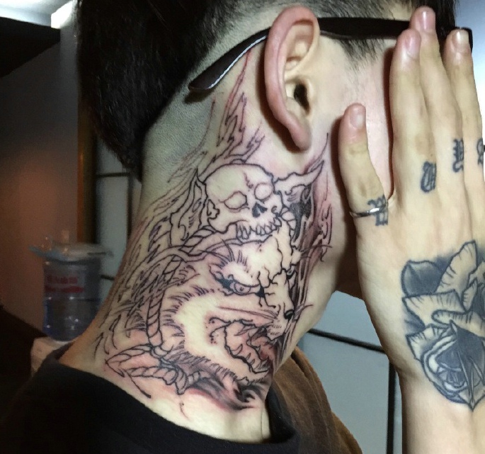 时尚男士颈部上的个性图腾纹身