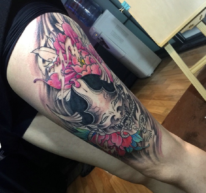 腿部精彩个性的彩色图腾纹身