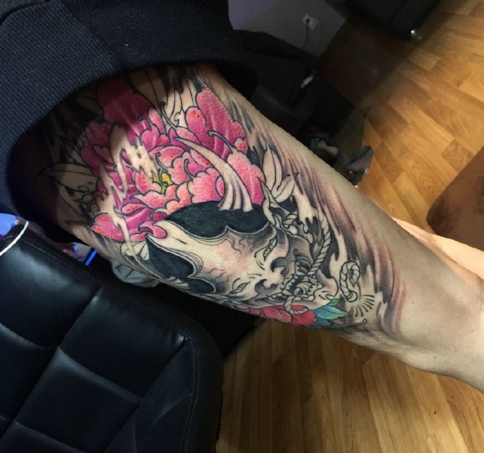 腿部精彩个性的彩色图腾纹身