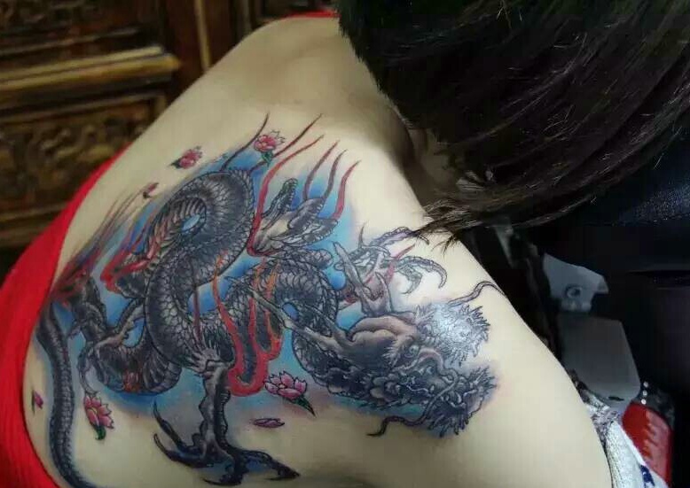 遮盖着半个背部的霸气邪龙纹身