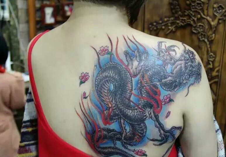 遮盖着半个背部的霸气邪龙纹身
