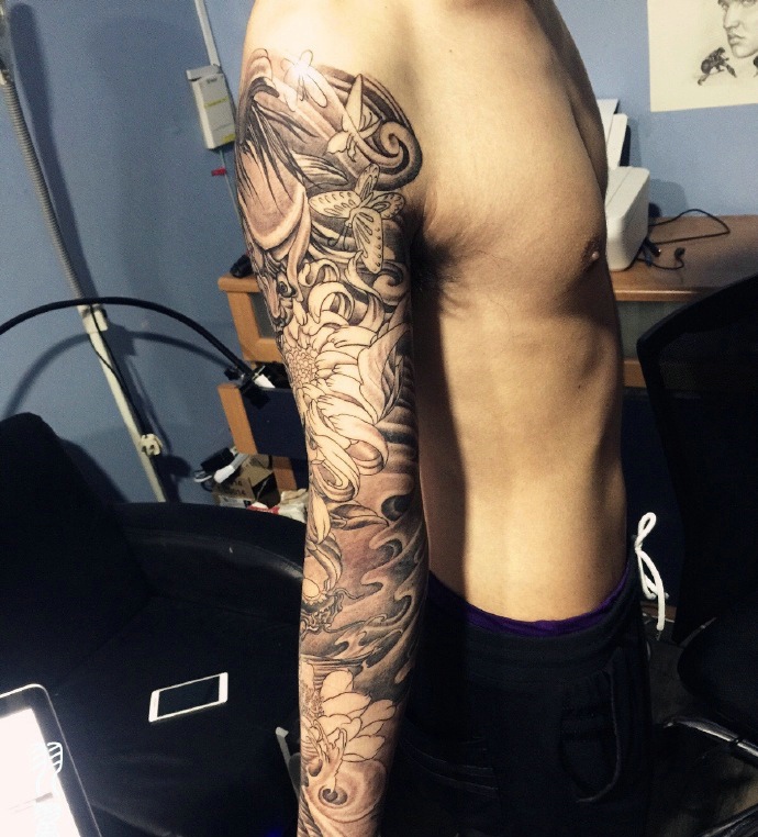 满臂经典个性的黑白小般若纹身