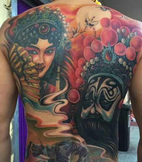 具有老传统的满背彩色花旦纹身