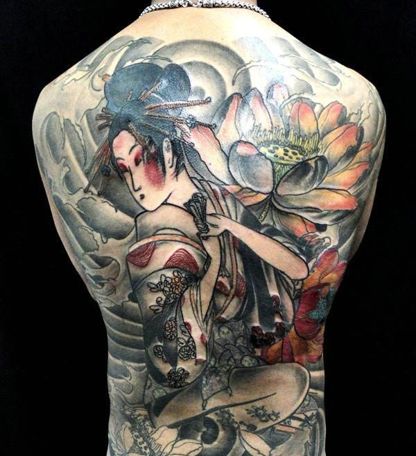 大部分男士都喜欢的满背花妓纹身