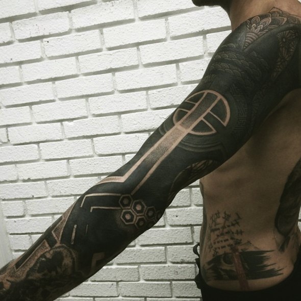 黑臂纹身的魅力值得分享