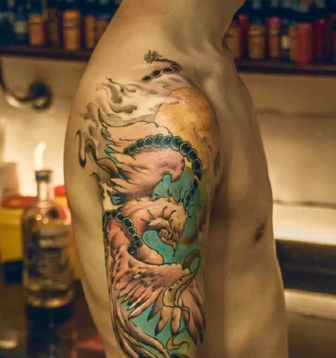 颜色暗淡的手臂另类图腾纹身