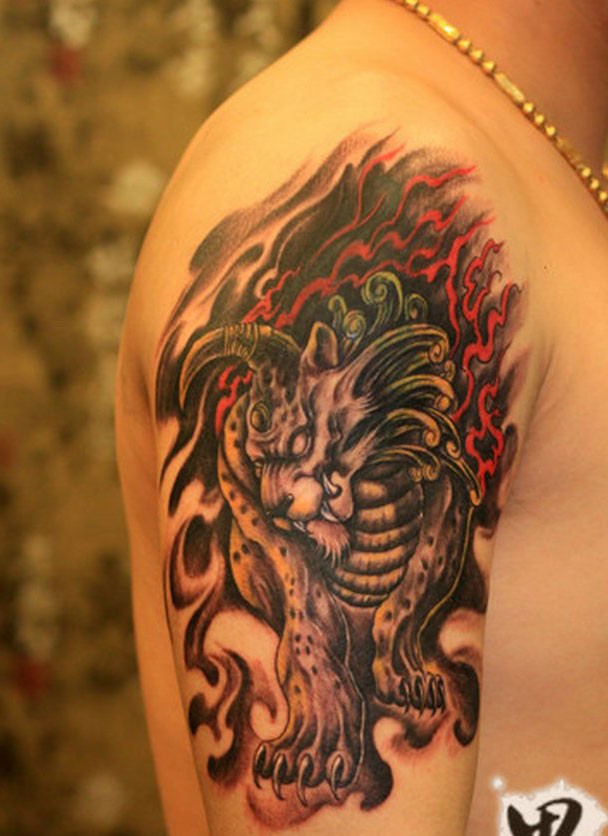 男生手臂经典的彩色麒麟纹身图片