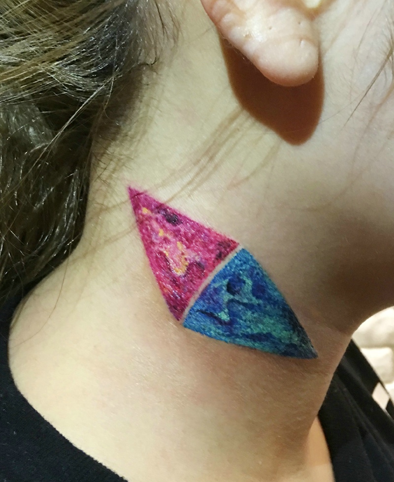 相对称的两个几何图形颈部纹身