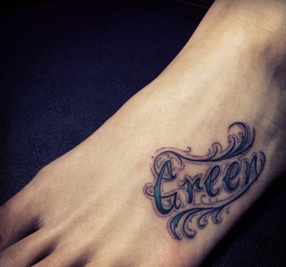 处在脚背上意义非凡的英文纹身