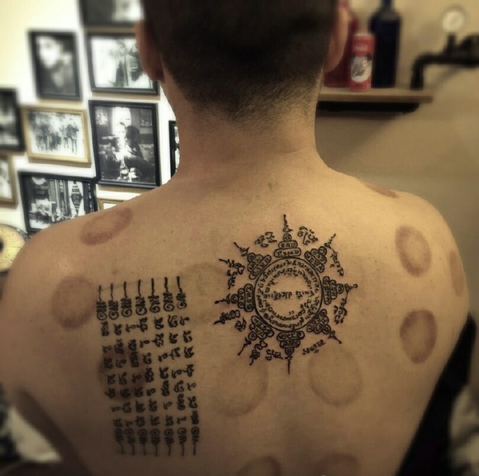 相当有创意的后背图腾刺青