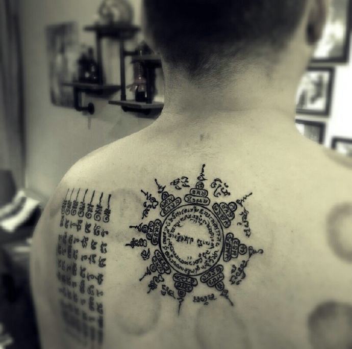 相当有创意的后背图腾刺青