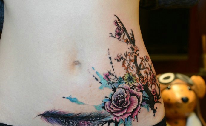 小蛮腰侧腰部的美丽花朵纹身