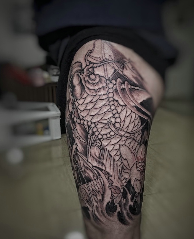 大腿上的简陋鲤鱼刺青很低调