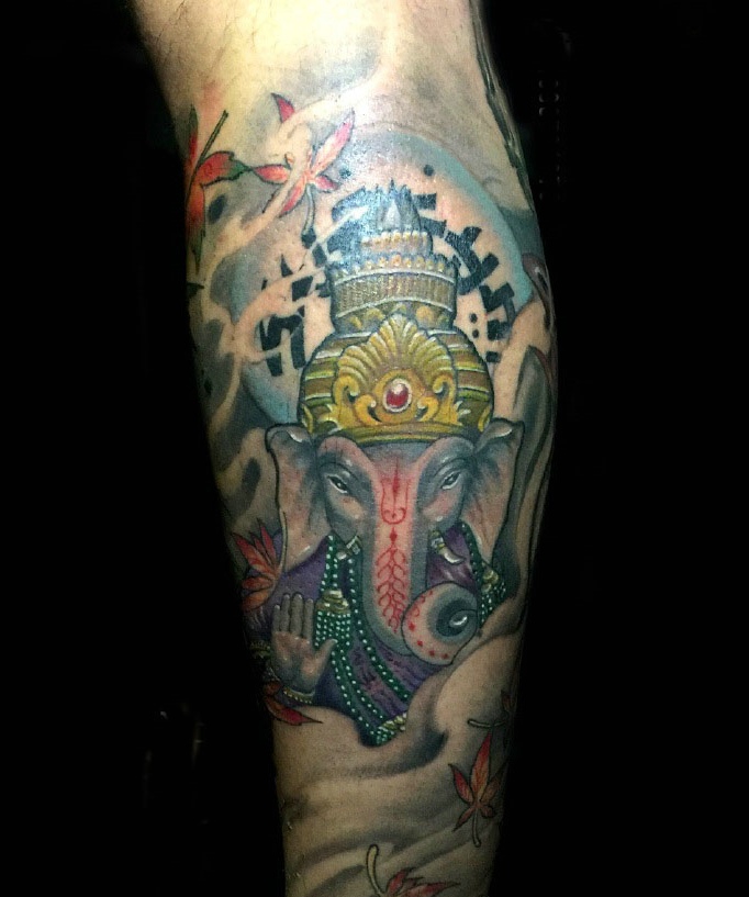 落在小腿部的彩色小象神纹身