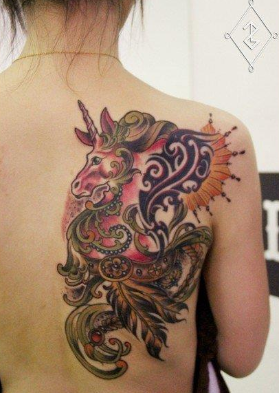 靓女背部彩色独角兽纹身图案