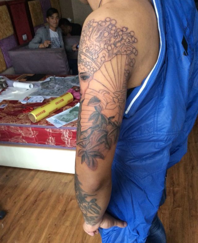 蓝色衣的成熟男士手臂花旦纹身