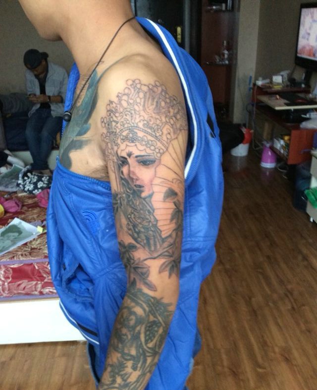 蓝色衣的成熟男士手臂花旦纹身