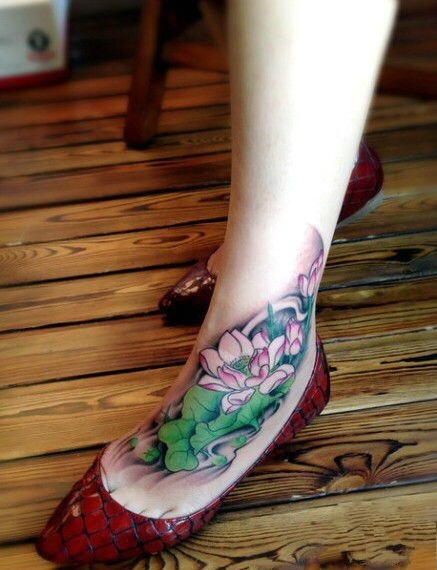 皙白的脚背莲花纹身也很性感