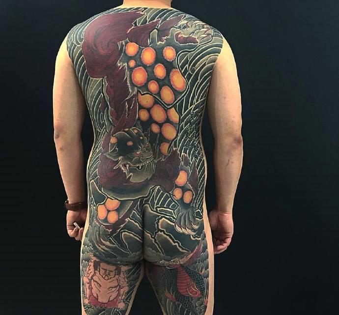 满背个性豪迈的另类图腾刺青