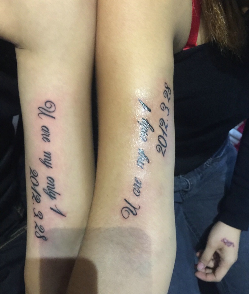 90后小情侣手臂内侧英文纹身