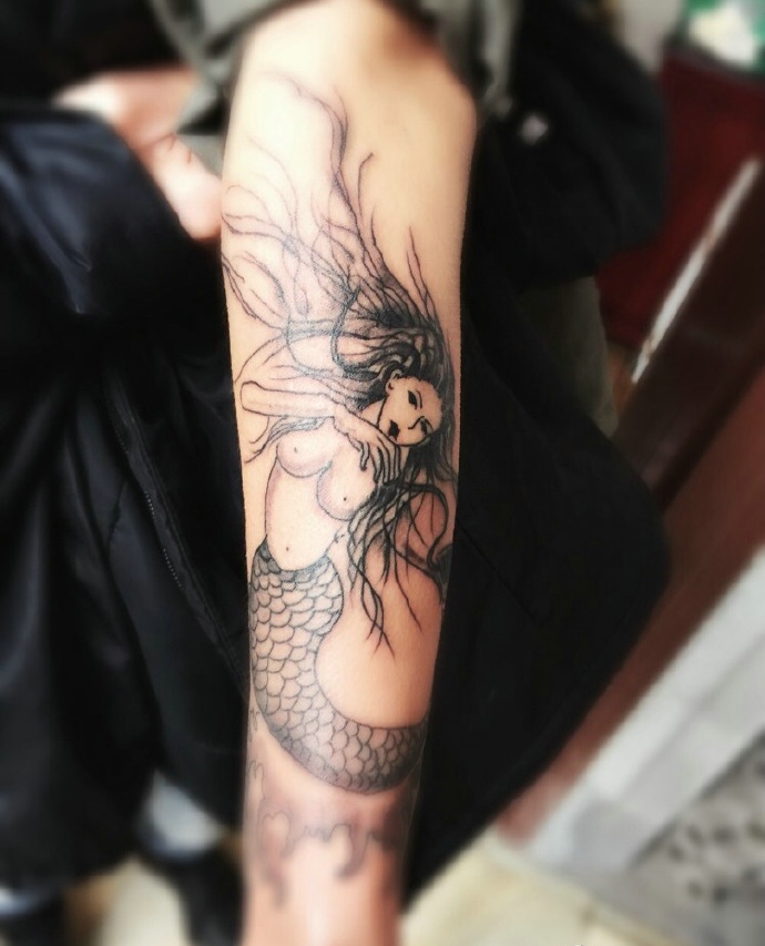 手臂惊现一枚性感美人鱼纹身