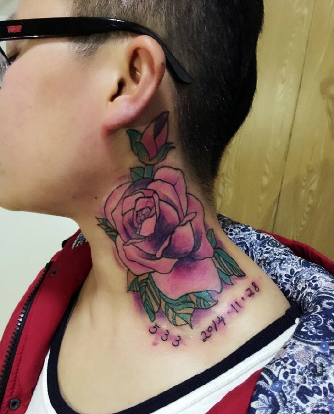 脖子上的一朵惊艳花朵纹身
