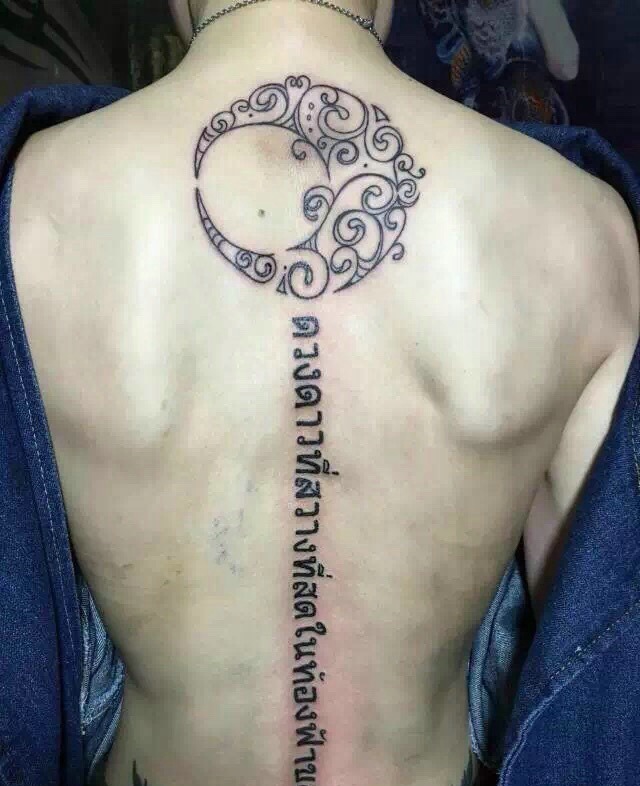 脊椎部个性时尚的梵文纹身