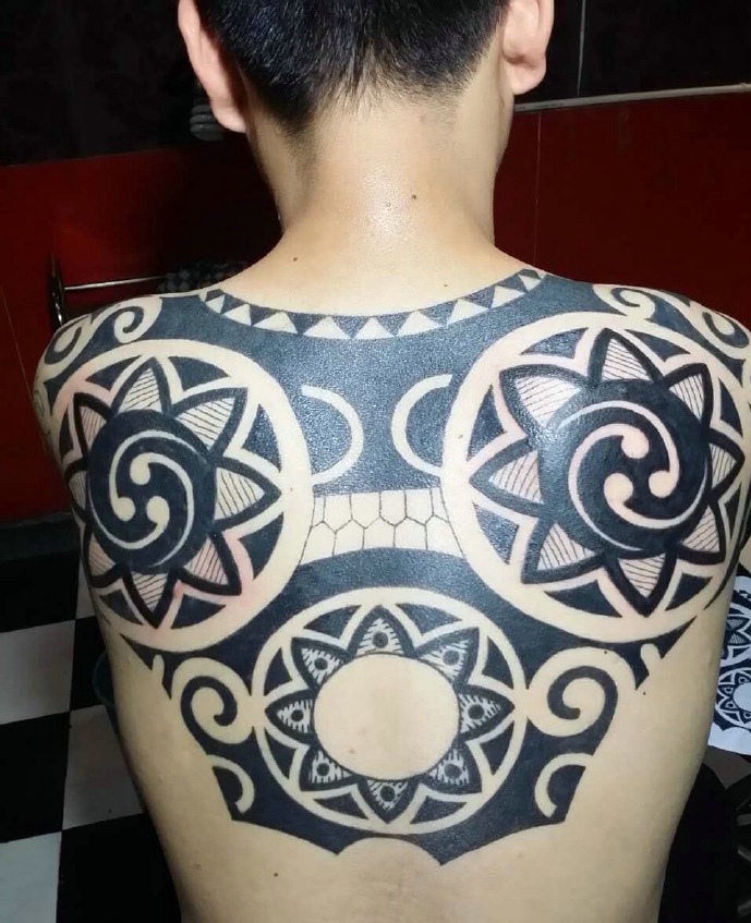 男士后背个性完美的黑白图腾纹身