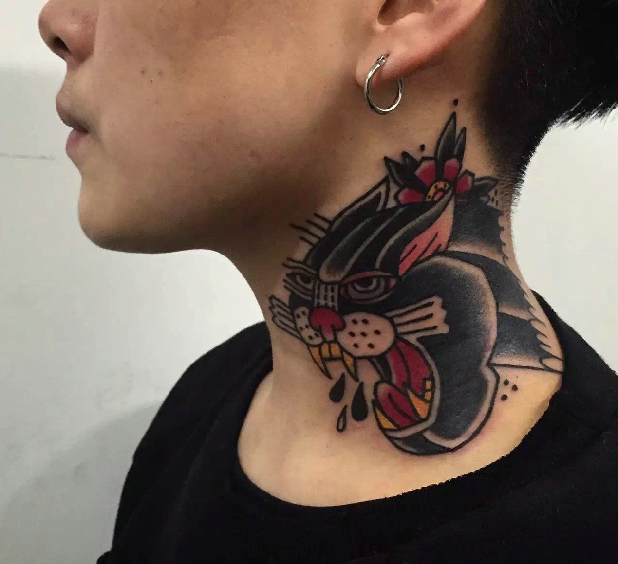 风格个性的另类图腾颈部纹身