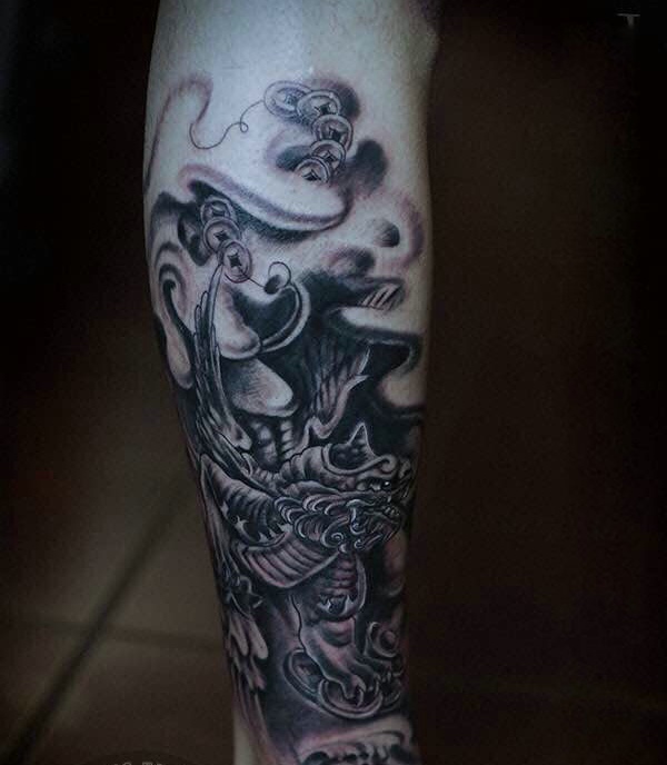 处在小腿上的黑白小貔貅纹身