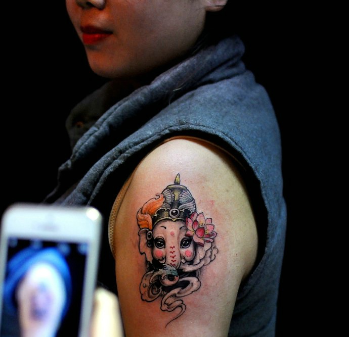 大臂彩色小象神图腾纹身图案