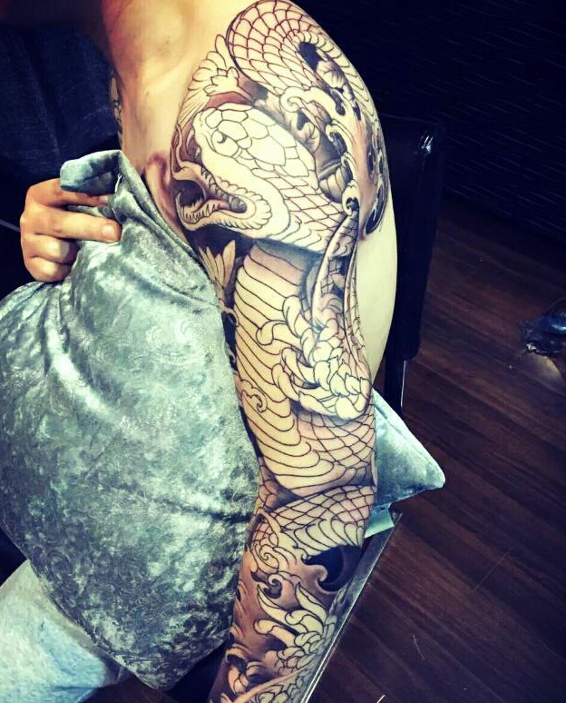 蛇与花结合的另类手臂纹身图案