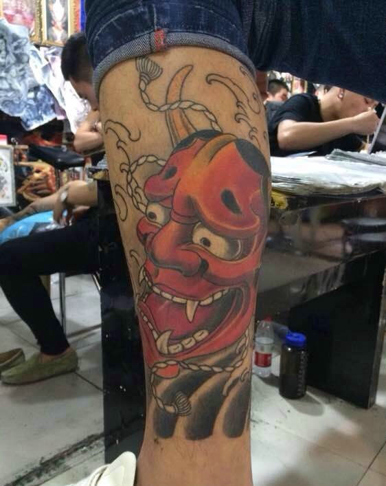 包小腿的红般若纹身图案很抢眼