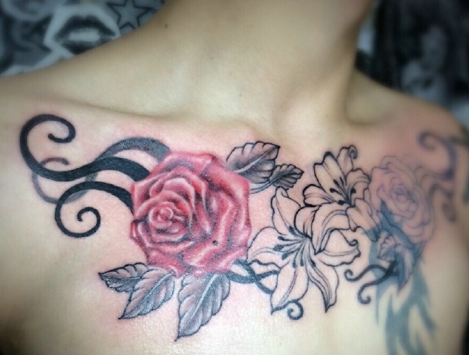 小花胸一枚的彩色图腾纹身图案