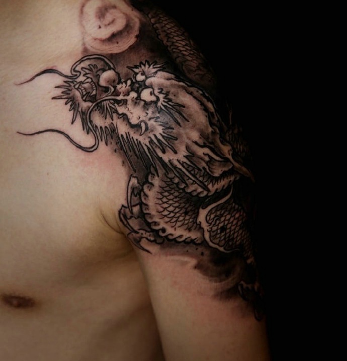 帅气的黑白大臂邪龙纹身图案