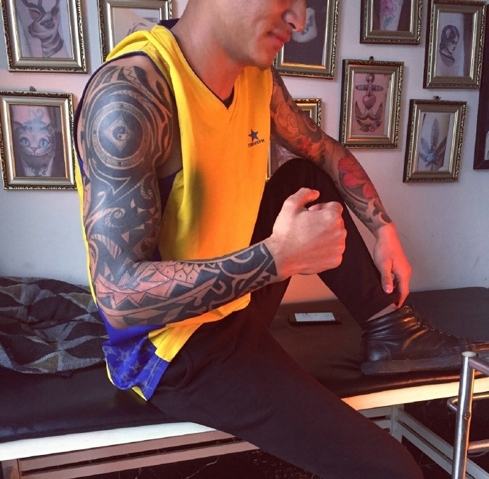 运动衣男士的花臂纹身图片