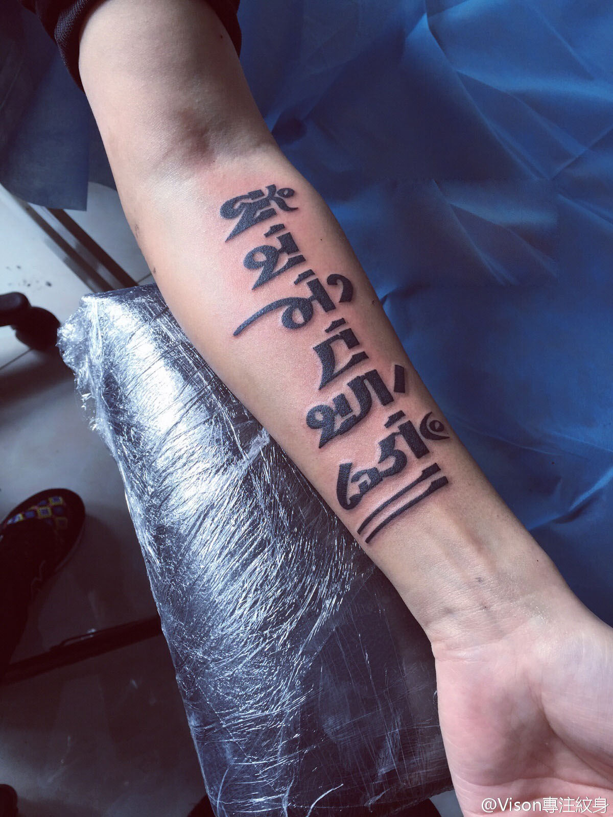 简单大方的手臂梵文纹身图案