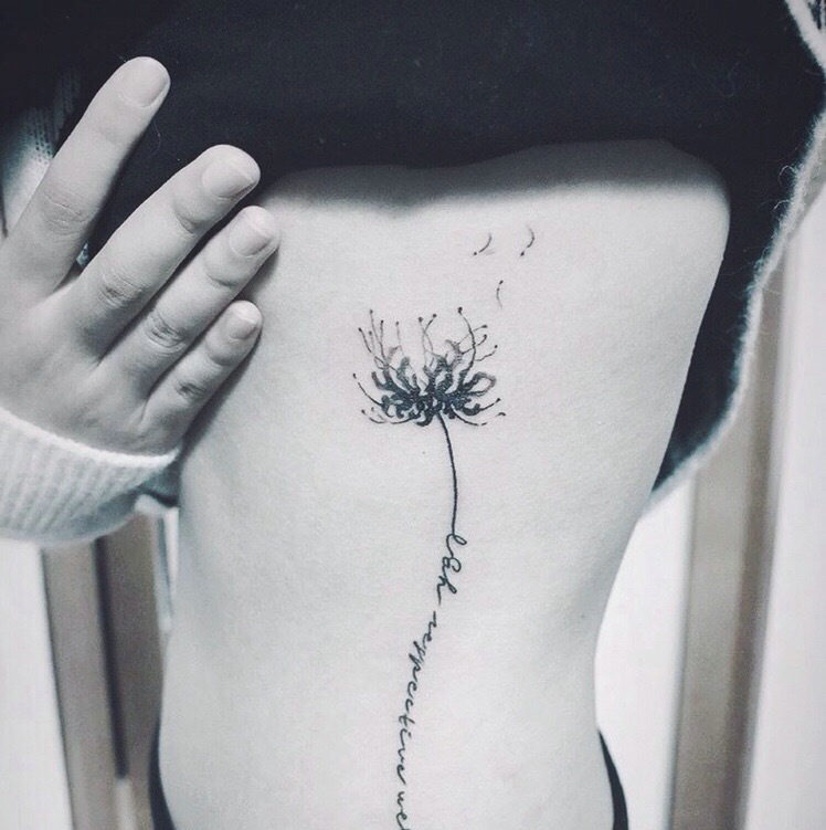 侧腰部英文字母纹身图案很唯美