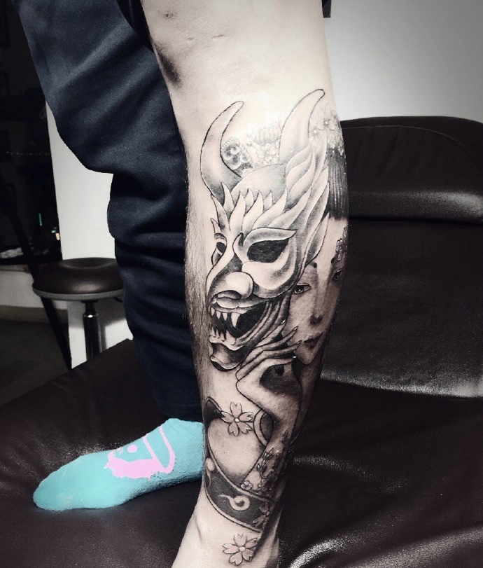 一枚精致花妓的花腿纹身图案