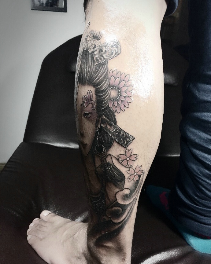 一枚精致花妓的花腿纹身图案