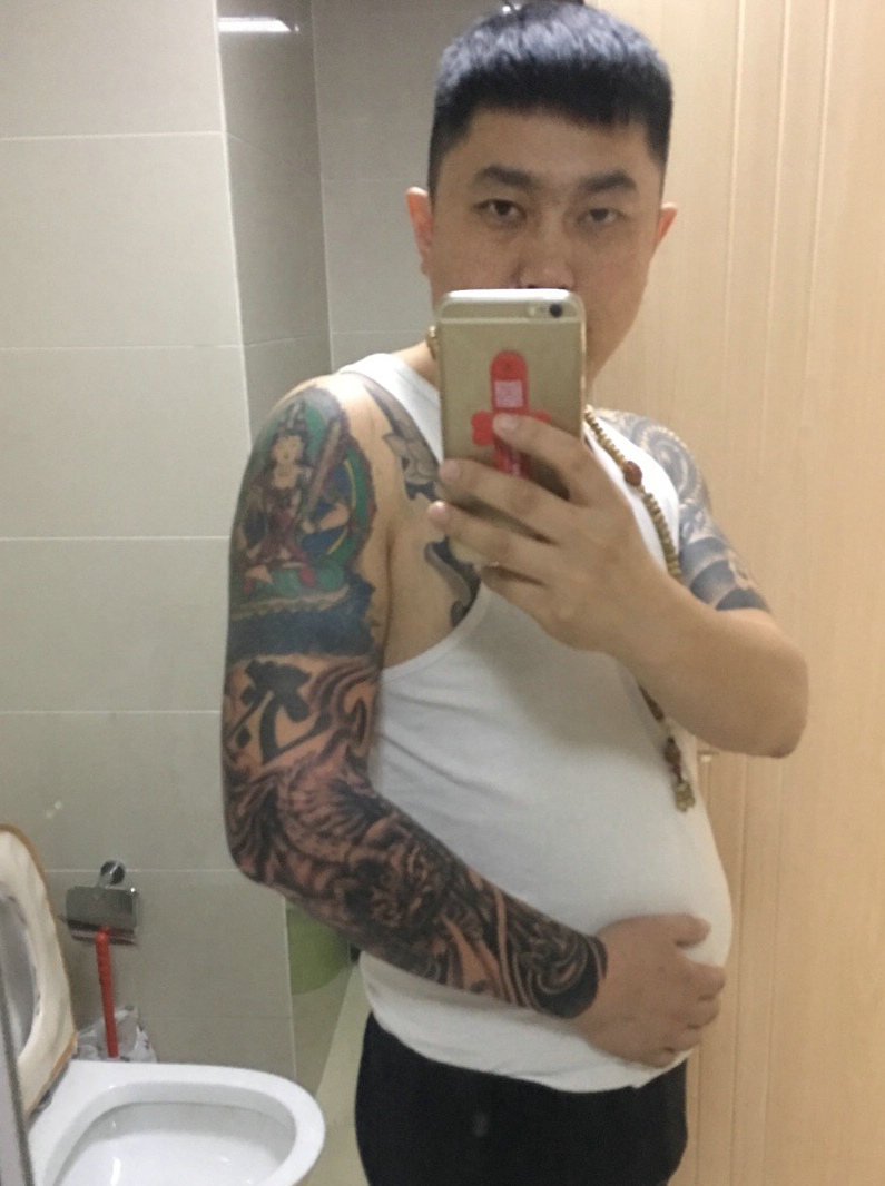 爱自恋的男士手臂图腾纹身图案