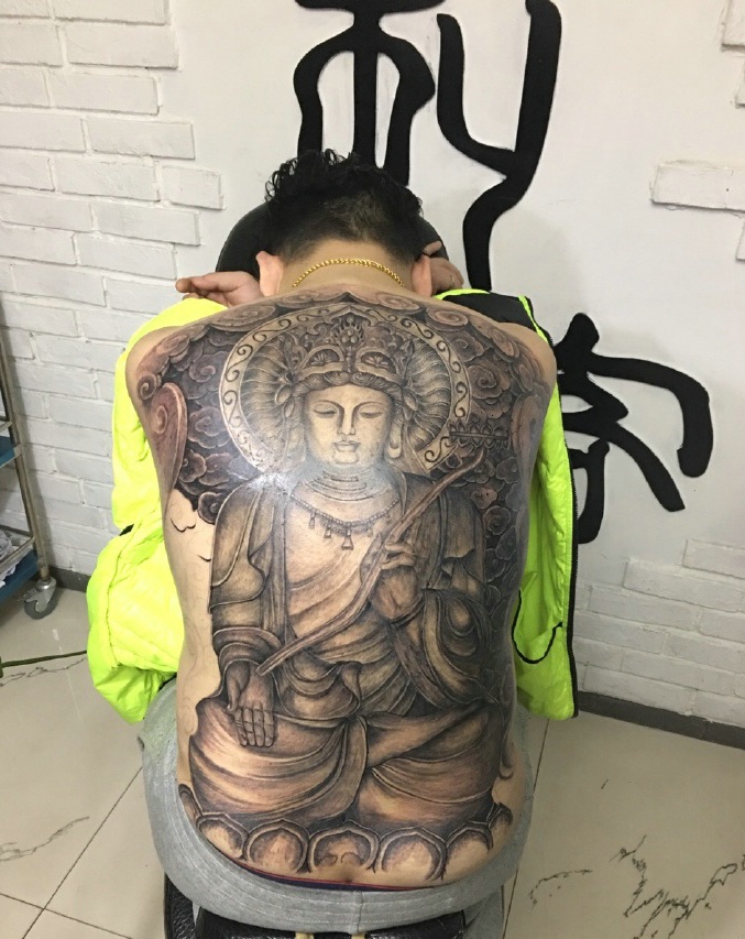 爱挑战的男士满背佛像纹身图案