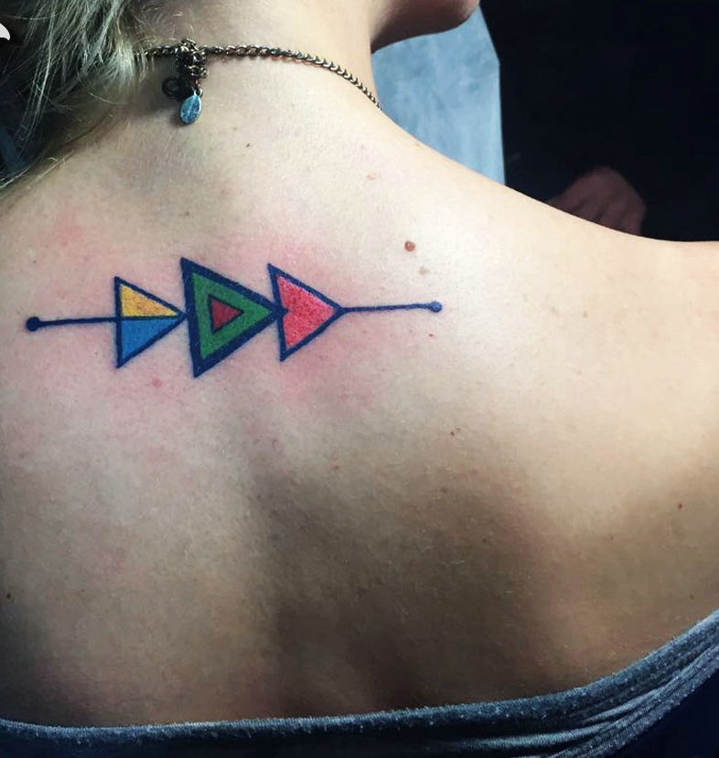 女生后背的个性几何图腾纹身图案