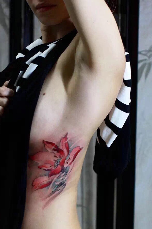 火辣美女侧腰部一朵莲花纹身图片