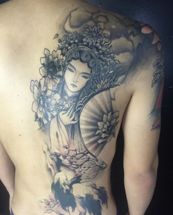 后背一枚精致的黑白花旦纹身图案