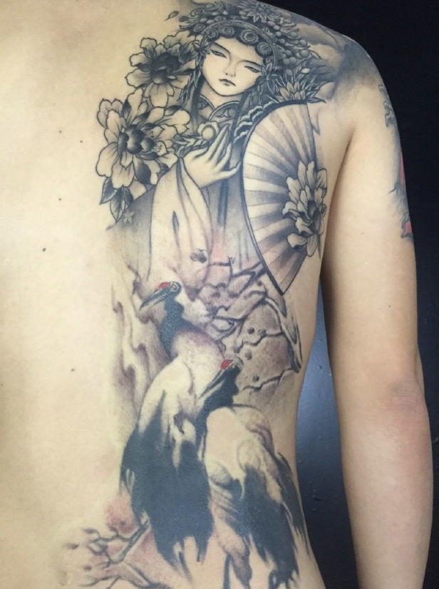 后背一枚精致的黑白花旦纹身图案