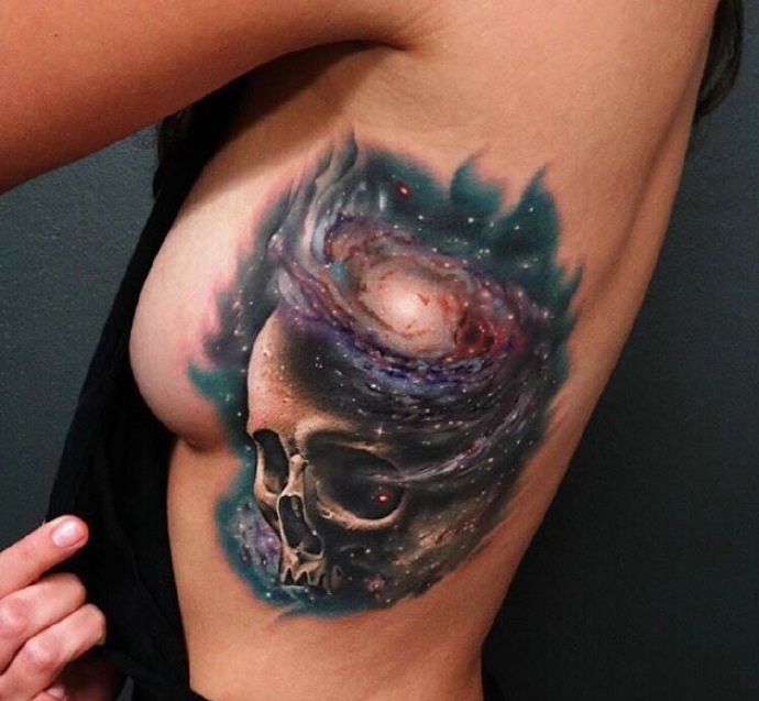 火辣美女侧腰部的3d骷髅纹身图案