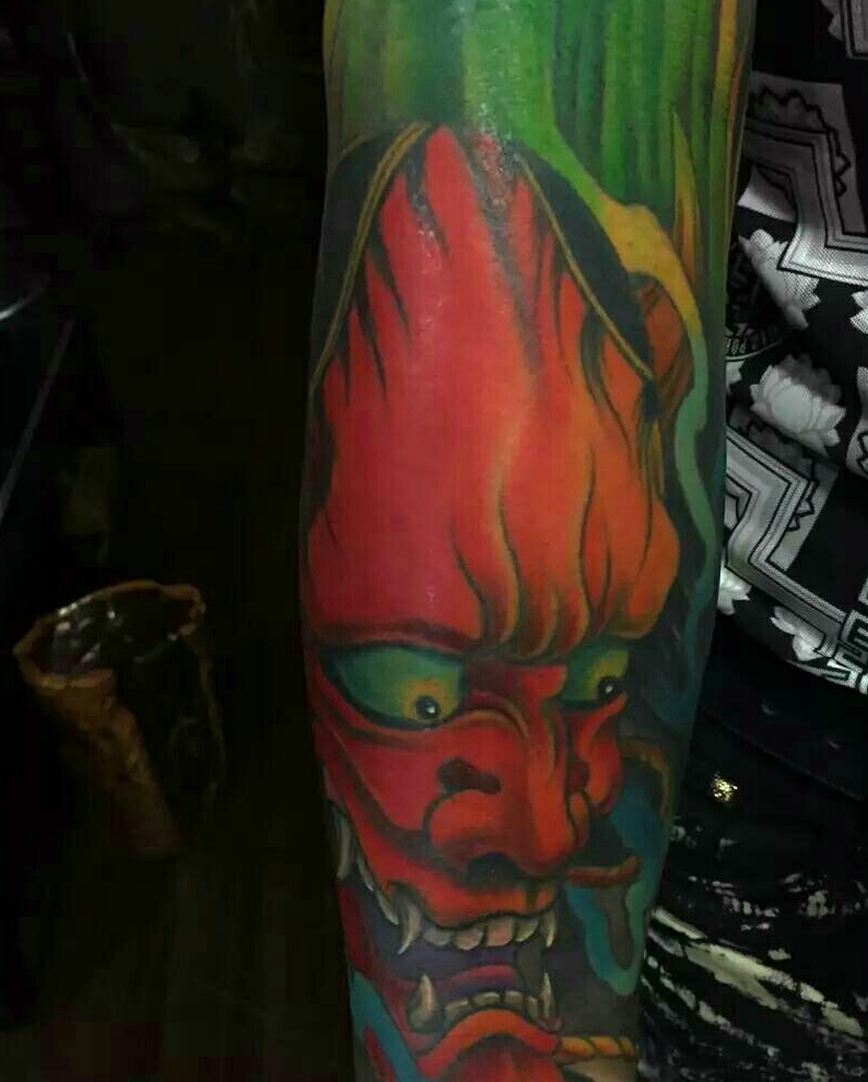 手臂红般若纹身图案亮瞎双眼