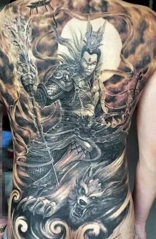 个性率真的满背黑白图腾纹身图案